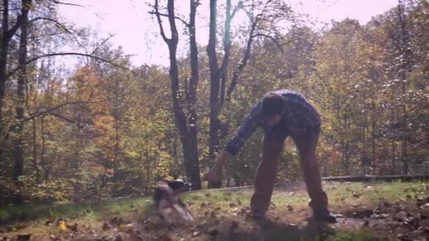 Hombre guapo jugando tirón de la guerra con su mascota Boston Terrier perro fuera — Vídeos de Stock