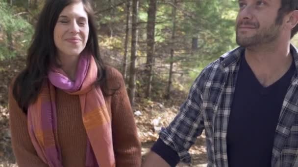 Atrakcyjna kobieta i mężczyzna para trzyma ręce i chodzenie przez szlak Park — Wideo stockowe
