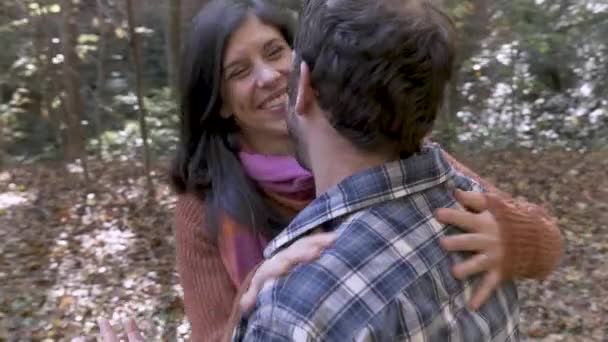 Aantrekkelijk paar knuffelen en liefdevol met elkaar buitenshuis in het bos — Stockvideo