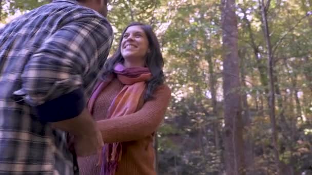 Schöne Paartänze und gemeinsame Zeit im Herbst — Stockvideo