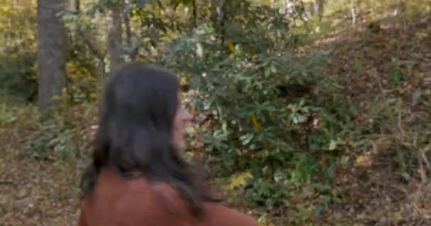 Fiatal férfi és nő mosolyogva és nevetve együtt az erdőben — Stock videók