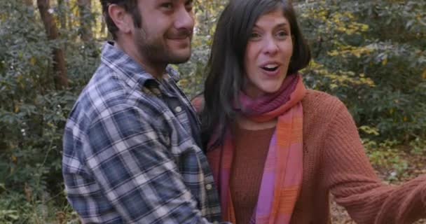 Junge Frau überrascht mit ihrem Freund oder Ehemann draußen beim Anblick eines Geschenks — Stockvideo