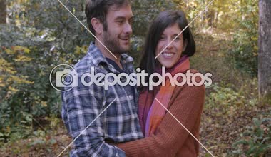 Adamın eli ile karısının gözlerini kapsayan sonra ona bir sürpriz hediye açığa