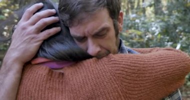 Üzgün adam sarılma bir kadın yardımcı ona yardım için bazı zor zamanlar