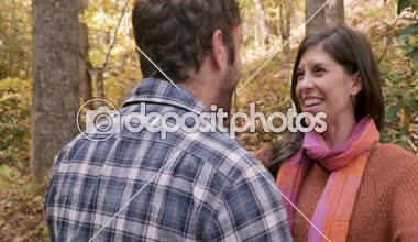 Çekici genç adam ve kadın bir parkta sarılmak ve yakalamak kadar buluşuyor