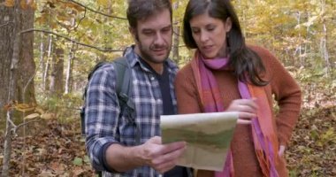 Çift ormanda bir kağıt harita bakarak kaybetti ve onların konumu hakkında konuşmak