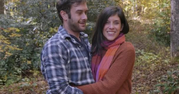 Man die zijn vrouw de ogen met zijn hand dan onthullen haar een verrassing cadeau — Stockvideo