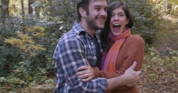 Genç sürpriz kadın çığlık ve bir adam ona ortaya çıkaran bir hediye hakkında mutlu olmak — Stok video