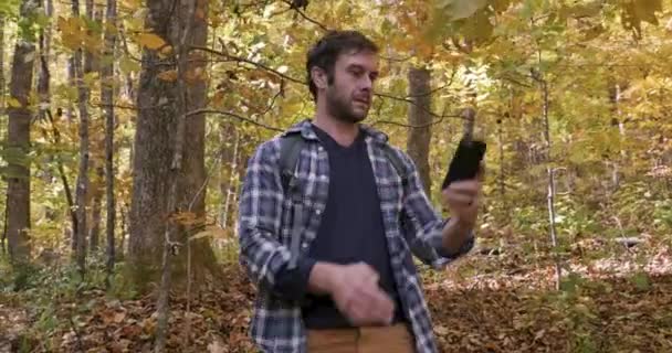 Ember elvesztette az erdőben anélkül, cellás szolgáltatás kiabálás segítségért — Stock videók