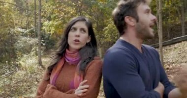 Erkek ve kadın geri geri sıcak deli birbirlerine