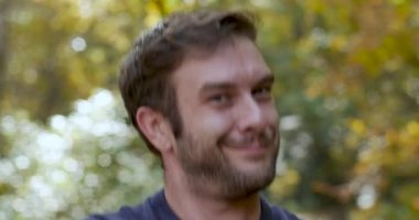 Çekici adam çerçeve gülümseyen ve kamera bakarak açılır