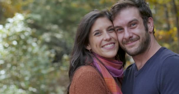 Schöne Frau und Mann, die lächeln und direkt in die Kamera schauen — Stockvideo