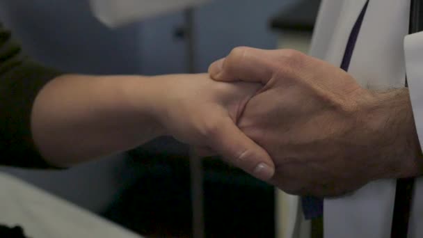 Primer plano de un médico masculino que usa ambas manos para consolar a una paciente femenina — Vídeos de Stock