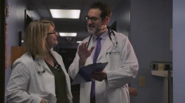 Birlikte bir panoya bakarak iki doktor birbirleriyle danışmanlık