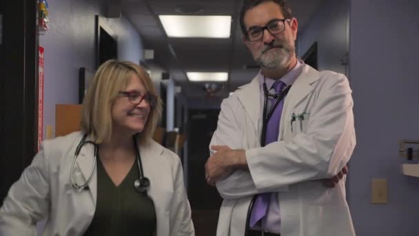 Ärztin schlägt ihrem männlichen Kollegen in Zeitlupe in den Arm — Stockvideo