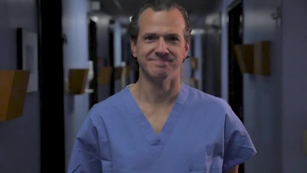 Portrait d'un infirmier, d'un chirurgien ou d'un médecin souriant regardant la caméra — Video