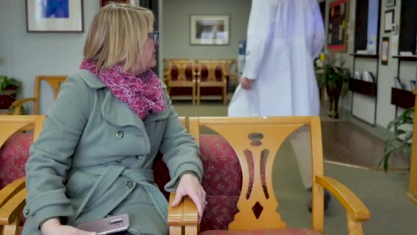 Pasien wanita melihat dokter berjalan dan mengekspresikan rasa frustasinya — Stok Video