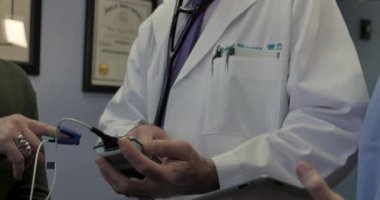 Dostça bir erkek doktordan mutlu gülümseyen tıbbi asistan kayıt bilgileri