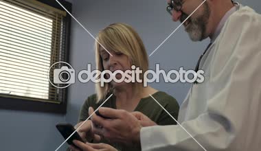 Kadın hasta bir doktorlar telefon onun telefondan tıbbi veri eşzamanlı