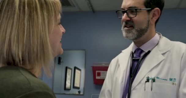 Patientin bekommt schlechte Nachrichten von ihrem Arzt im Untersuchungsraum — Stockvideo