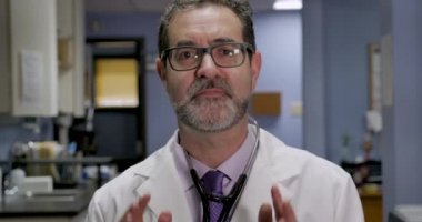 Erkek doktor konuşan ve doğrudan kameraya tıbbi tavsiyeler veren