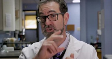 Doktor doğrudan bir klinikte tıbbi tavsiye veren kamera konuşuyor