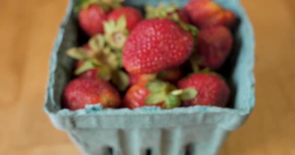 Κλείσιμο με φρέσκες οργανικές φράουλες εποχιακής άνοιξης σε χάρτινο χάρτινο κουτί — Αρχείο Βίντεο