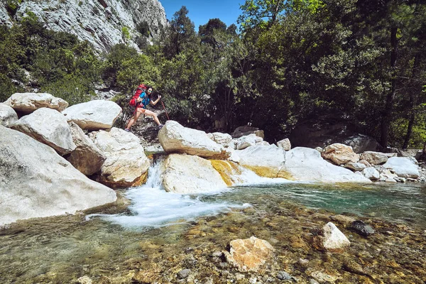 Sırt çantaları, açık havada ile insanların yaya turizm, seyahat.  