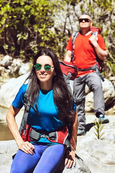 Tourisme Pédestre Les Gens Voyagent Avec Des Sacs Dos Plein — Photo