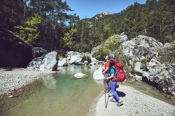 Tourisme Pédestre Les Gens Voyagent Avec Des Sacs Dos Plein — Photo