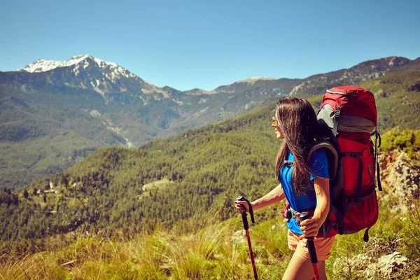 Turismo Pedonale Persone Viaggiano Con Gli Zaini All Aria Aperta — Foto Stock