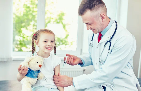 Kinderarzt Spritzt Süßem Mädchen Impfstoff — Stockfoto