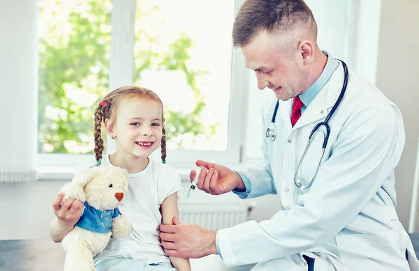 Médico Pediatra Inyectando Vacuna Linda Chica —  Fotos de Stock