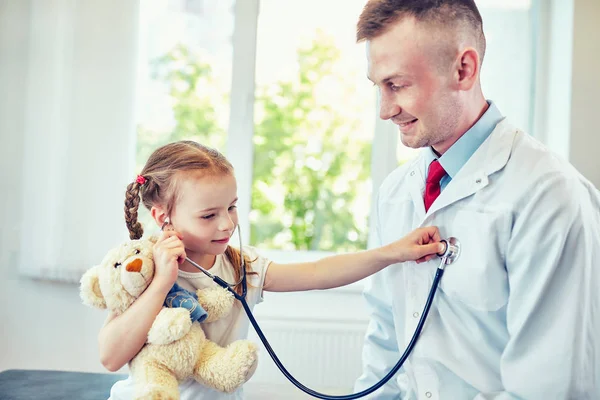 Hombre Mayor Médico Examinando Niño Feliz Sonriendo —  Fotos de Stock