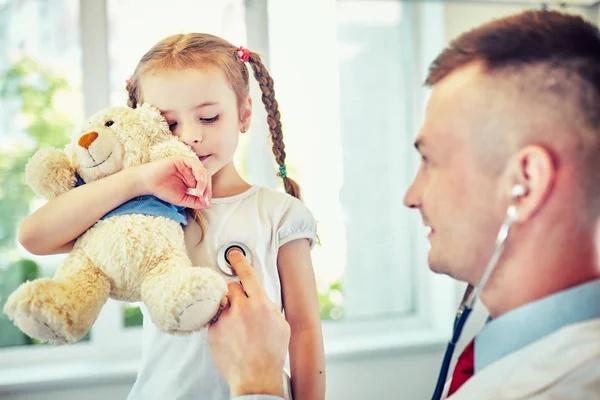 Chefarzt Untersucht Glückliches Kind Lächelnd — Stockfoto