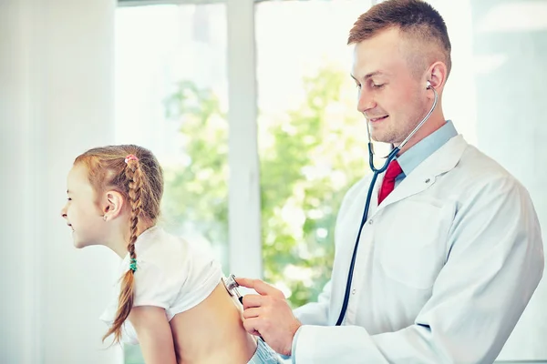 Hombre Mayor Médico Examinando Niño Feliz Sonriendo —  Fotos de Stock