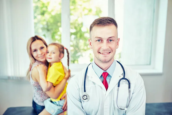 Vänlig Barnläkare Leder Patienterna Kliniken — Stockfoto