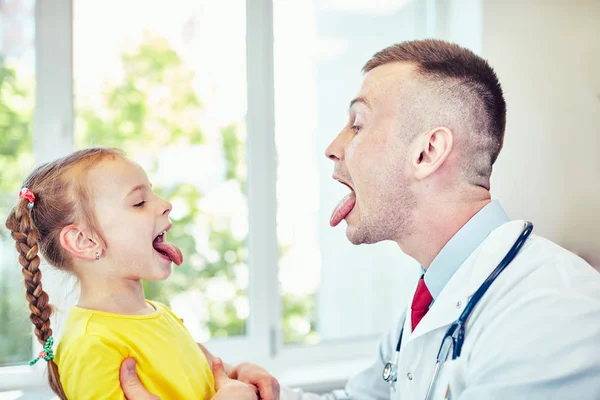 Arzt Untersucht Ein Kind Krankenhaus — Stockfoto