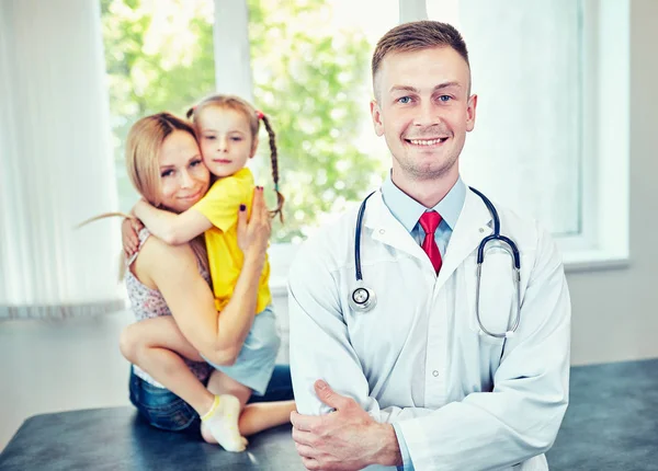 Ein Freundlicher Kinderarzt Führt Die Patienten Die Klinik — Stockfoto