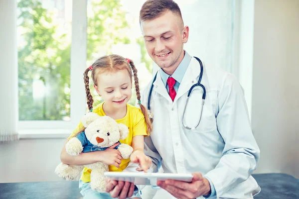 Médico Examinando Niño Hospital — Foto de Stock