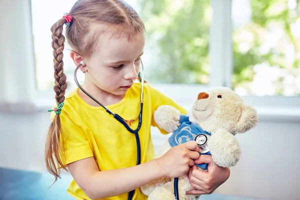 Retrato Una Linda Niña Vestida Con Atuendo Médico Sosteniendo Mano —  Fotos de Stock