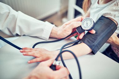 Doktor bir çocuğun bir hastanede muayene