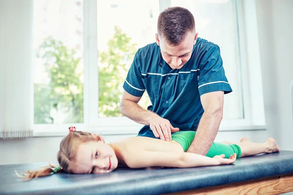 Doctor Hace Masaje Chica Gimnasio —  Fotos de Stock