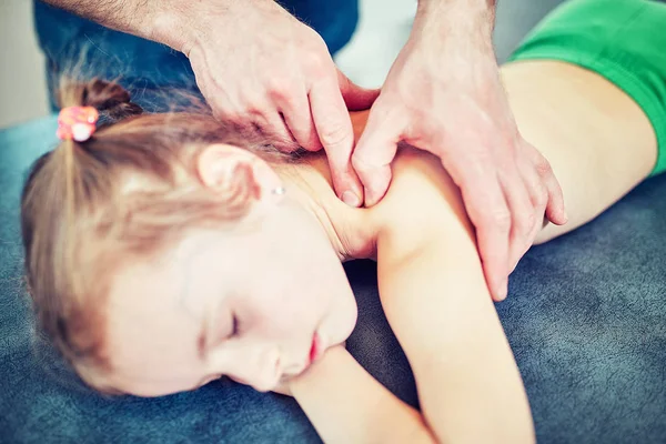 Arzt Macht Mädchen Massage Fitnessstudio — Stockfoto