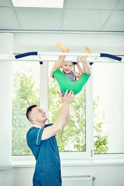 Der Arzt Führt Rehabilitationskurse Mit Einem Mädchen Durch — Stockfoto