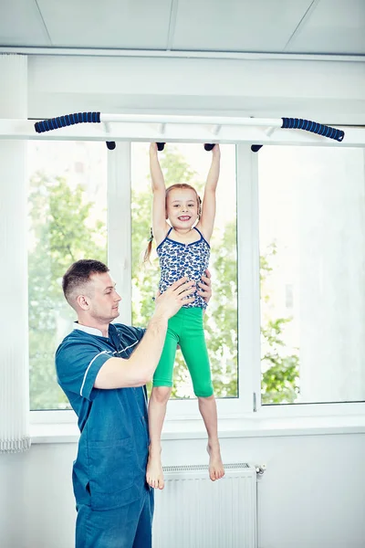 Der Arzt Führt Rehabilitationskurse Mit Einem Mädchen Durch — Stockfoto