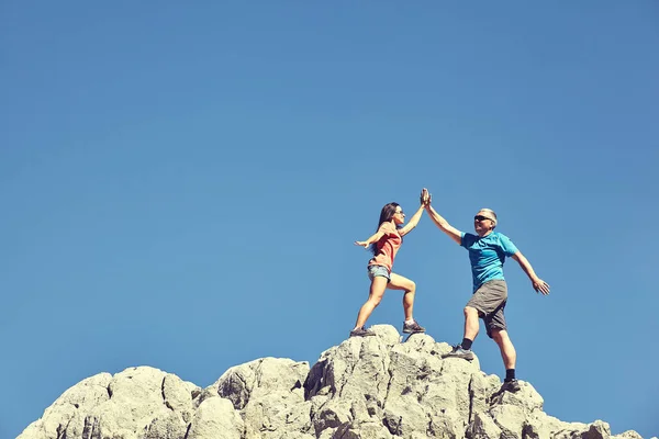 Turismo Peatonal Gente Viaja Con Mochilas Aire Libre — Foto de Stock