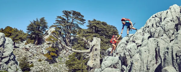 Turismo Pedestre Pessoas Viajam Com Mochilas Livre — Fotografia de Stock