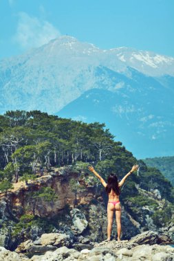 Mutlu kadın plaj gün batımında güneş kollarını açarak ücretsiz duygu.