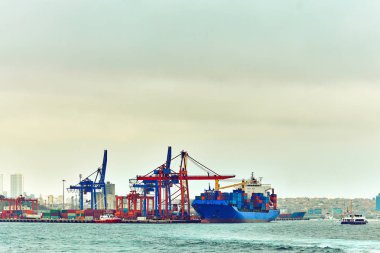 Konteyner kargo yük gemi Köprüsü yükleme vinç çalışma ile